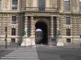  Musée du Louvre: porte des Lions